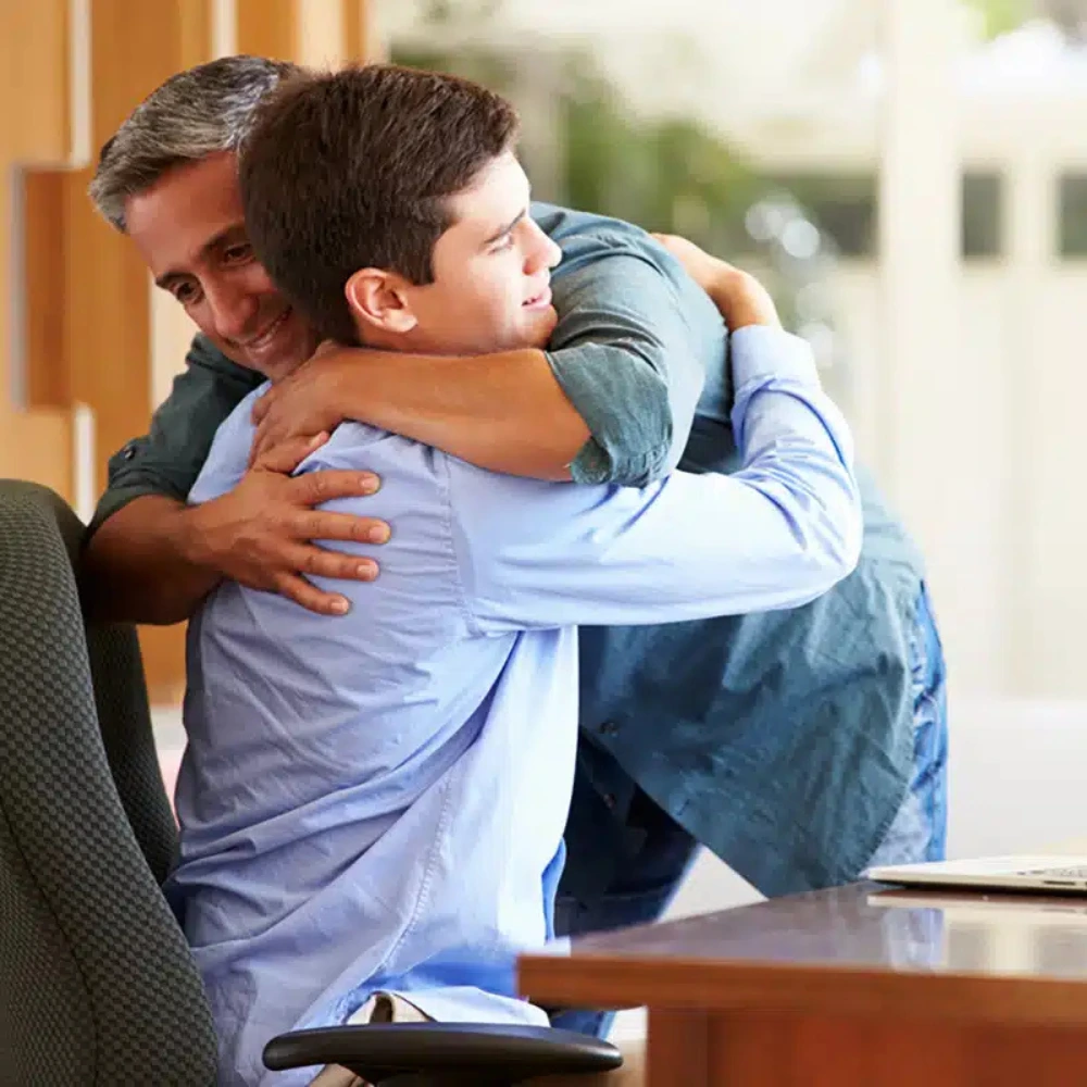 Dirigeant et associé signant un contrat de prévoyance professionnelle pour sécuriser la continuité de leur entreprise